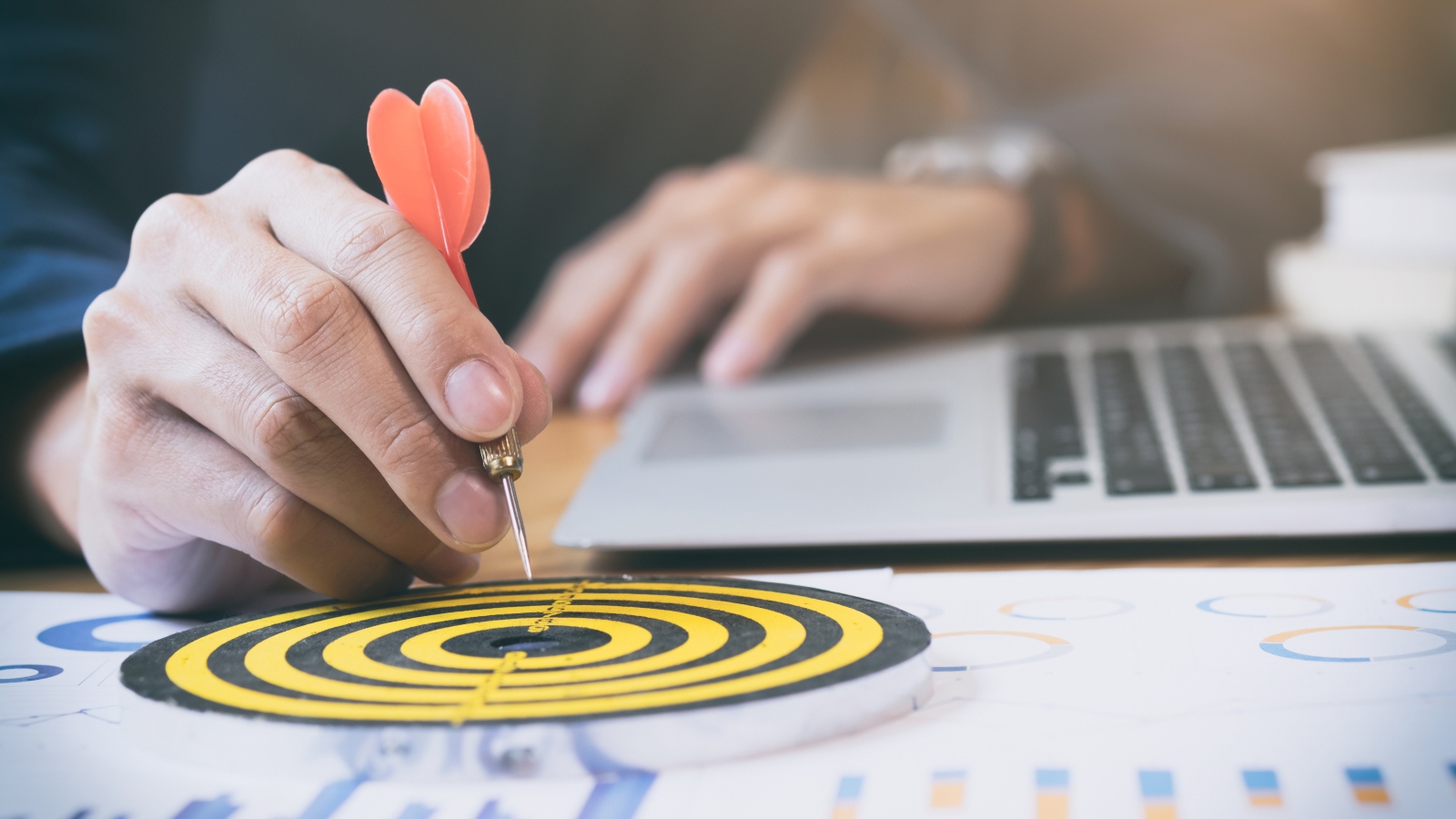 Entenda quais ações você deve colocar em prática para aprimorar a gestão comercial imobiliária do seu negócio e maximizar os resultados de vendas.